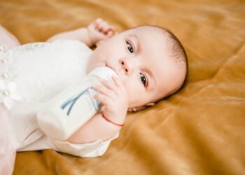 Vegyes etetés: Anyatej kiegészítése tápszerrel